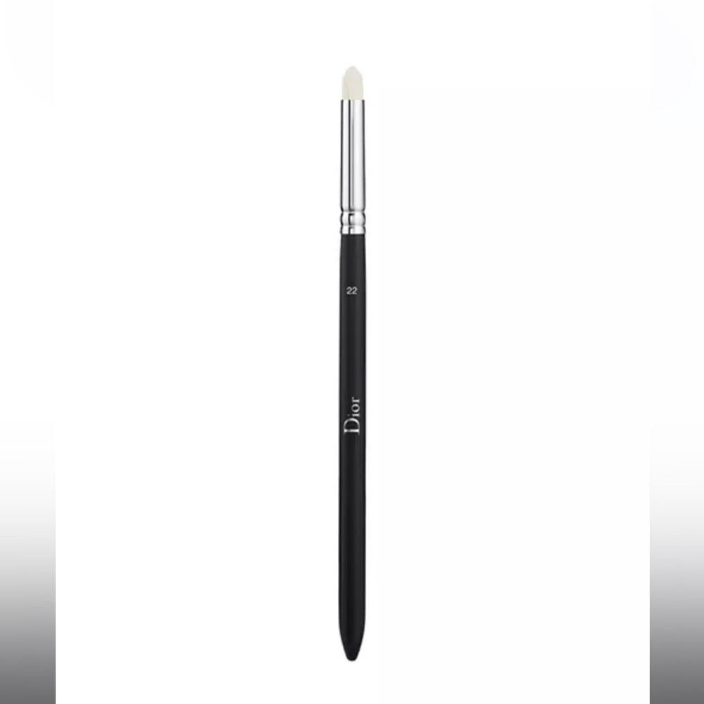 DIOR
Backstage Precision Eyeshadow Blending Brush n°22